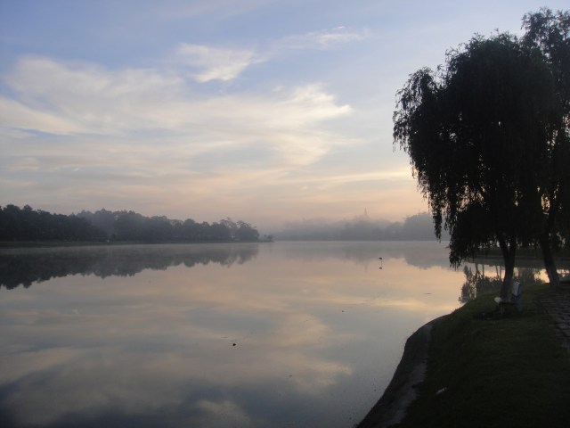 Xuan Huong Lake at dawn