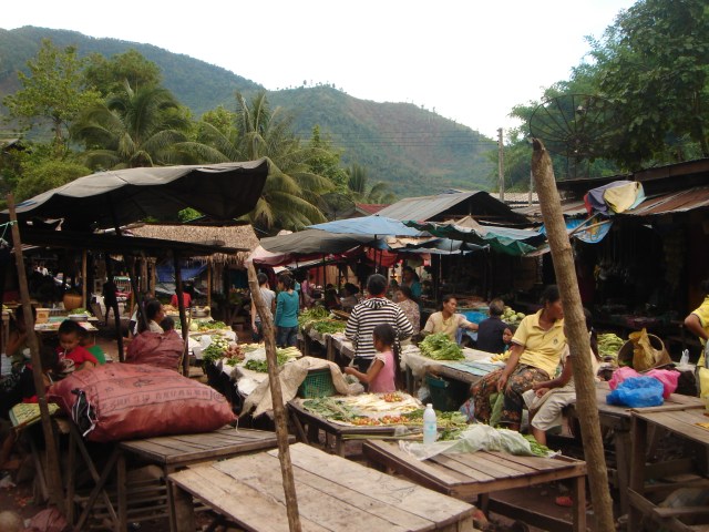 Market in Pak Beng