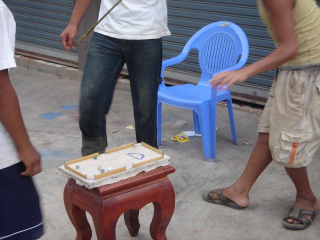 These resourceful kids with a DIY pool table played with marbles