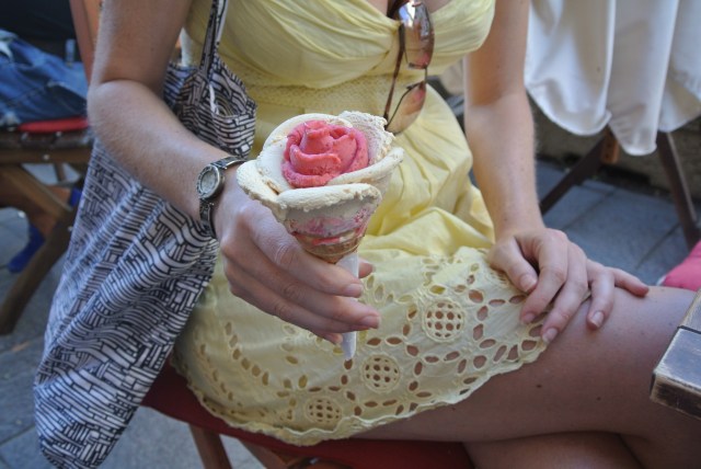 Art in ice. Gelato flower