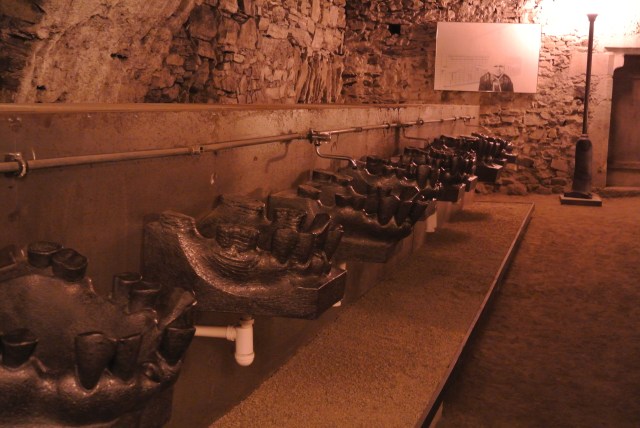 Wash basins in the form of a gap toothed jaw