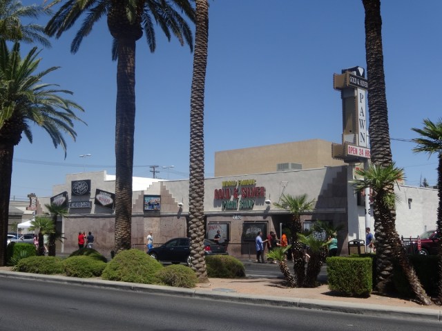 Even in this heat, people queued to get inside!