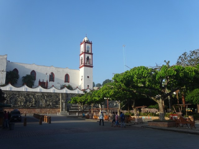 The incredibly quiet main plaza as we searched for a colectivo to El Tajin