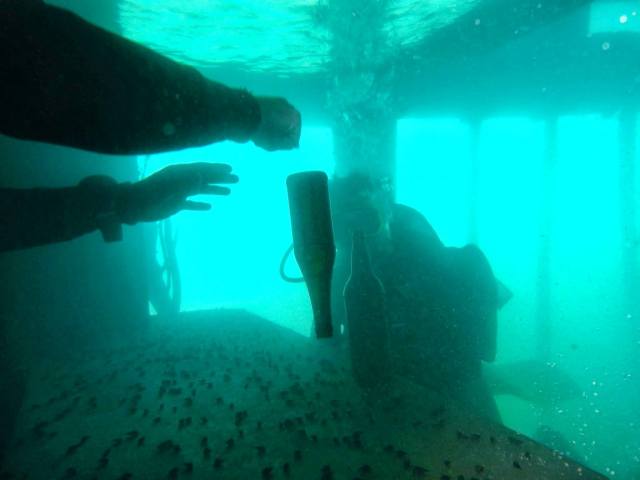 Chilling at an underwater bar (Image courtesy of ATI Divers)