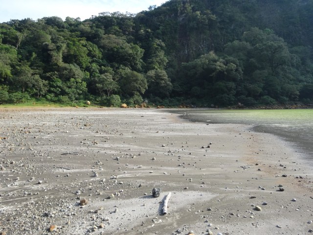 The moonlike shore of Laguna Alegria