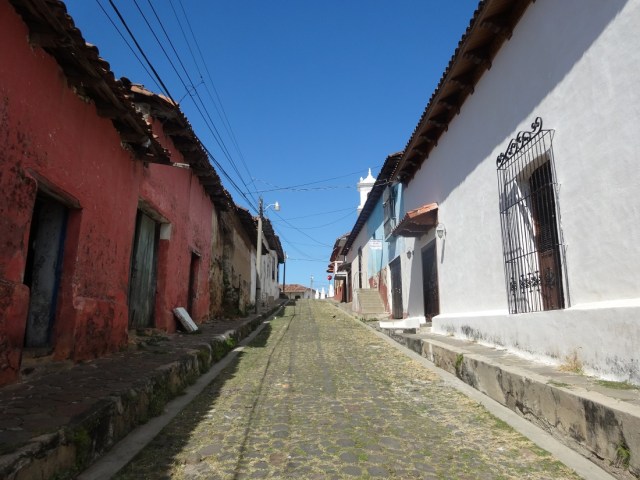 The hot and sleepy streets of Suchitoto