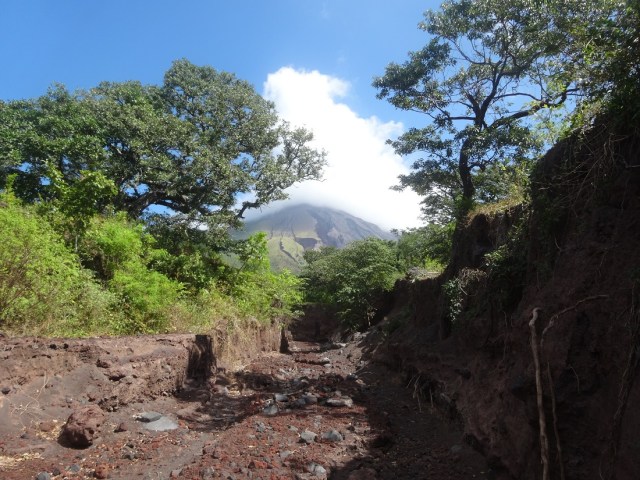 Following an old lava flow/water channel (still chasing a better view)
