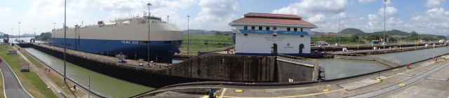 The Miraflores Locks in action (Click on image to enlarge)