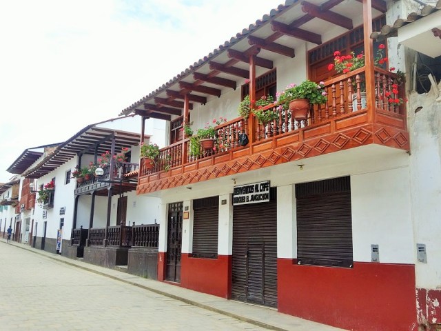 Colonial facades & delicious cakes