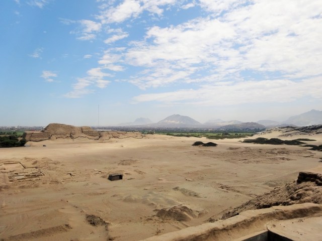Gazing back towards Huaca del Sol, with a perfectly placed 4wd giving us a sense of scale