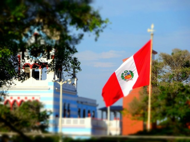 A splash of colour in the Pisco plaza