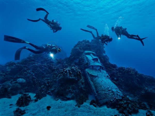 Diving with a (possibly fake) Moai off Easter Island (Image courtesy of easterislandtraveling.com)