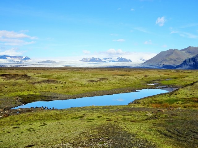 Like it did yesterday afternoon, the glacier again dominates the morning